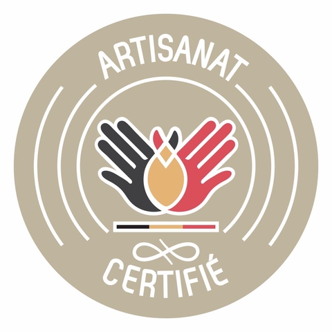 🎨 Découvrez l’art de la céramique
Plongez les mains dans la terre et laissez parler votre créativité !
Je vous propose des cours de céramique accessibles à tous, que vous soyez débutant ou déjà passionné.

🌿 Au programme
	•	Initiation et perfectionnement au modelage
	•	Découverte des techniques de façonnage, d’émaillage et de décoration
	•	Création de vos propres pièces uniques à rapporter chez vous

💫 Pourquoi participer ?
Un moment créatif et apaisant, dans un cadre chaleureux, pour explorer une matière noble et vivante. Vous repartez avec vos créations et le souvenir d’une expérience enrichissante.

Tarif : 45h pour deux heures avec tout le matériel compris, et une cuisson offerte. Cuisson supplémentaire = 0,10€ du cm3.
Réservation par mail : titianacreations@gmail.com 
Lieu : Rue du Petit Pont, Landenne.