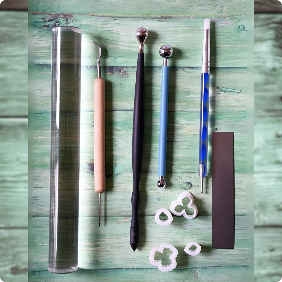 JCM Atelier vous propose une collection de bijoux et accessoires homme avec des perles interchangeables. Des bracelets en cuir, des boutons de manchette, des porte-clés, des marque-pages faits main. Vous trouverez également un vide atelier des bijoux et accessoires floraux de coiffure pour femme à petit prix