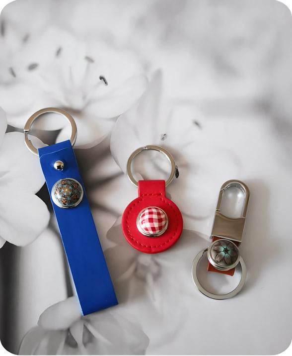 Porte clés pour homme ou femme en simili cuir ou en cuir fait main par JCM Atelier. Porte clé au motif fleur ou graphique mandala. Idée cadeau. Perles cabochons personnalisables et interchangeables selon les envies