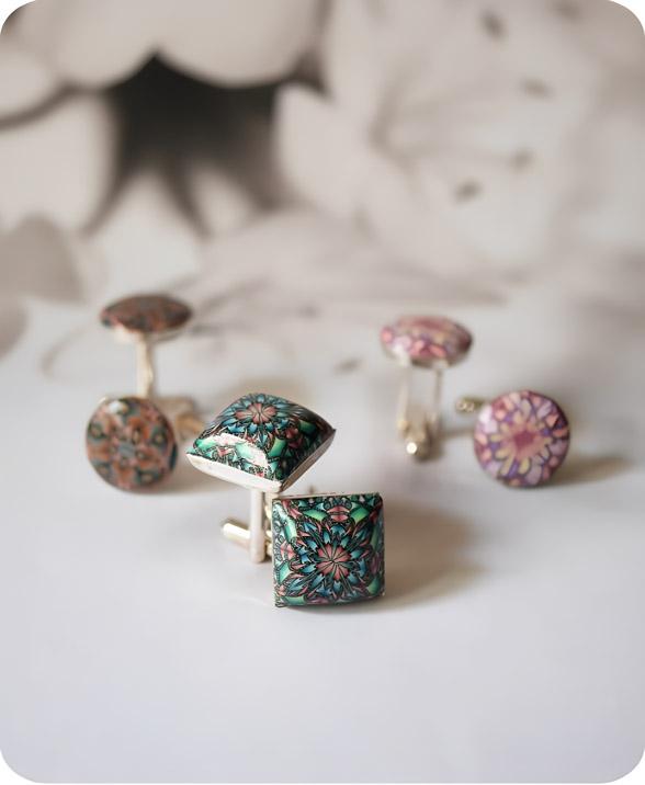 Boutons de manchette pour homme ou femme, fait main en pièce unique par JCM Atelier. Bijoux colorés au motif fleurs ou graphiques mandala pour tous les jours ou la soirée. Idée cadeau