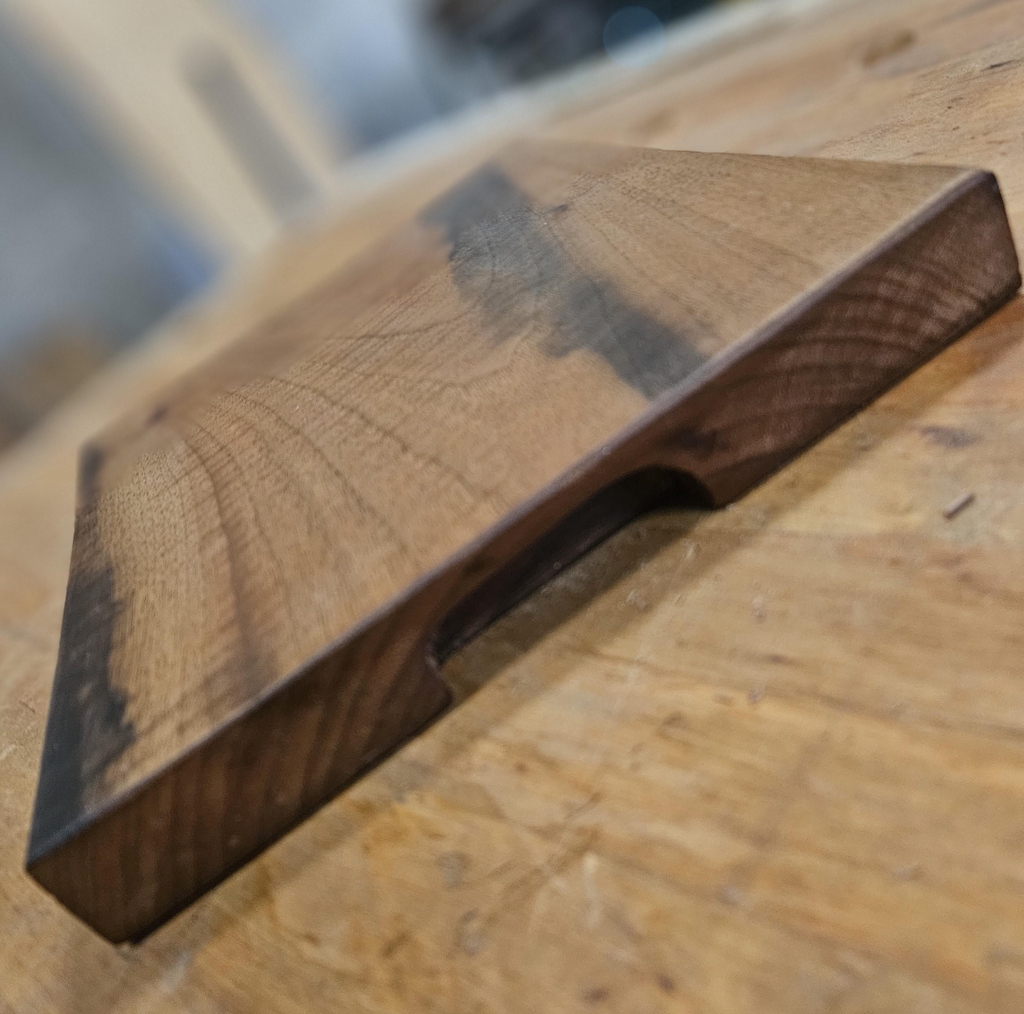 planche a découpé fait main en bloc de bois unique avec slogan avec la pierre et le bois embellissons ce monde