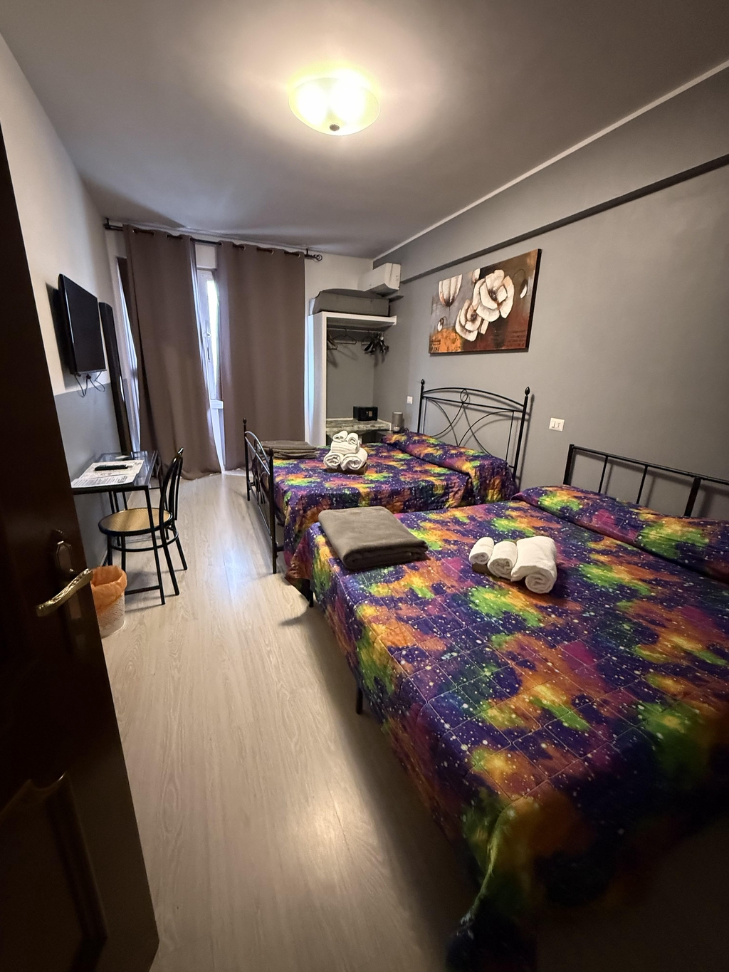 2 double beds, bathroom en suite, balcony with partial view of the top of Basilica S. Pietro