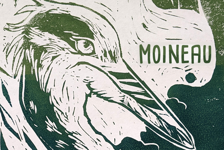 Une linogravure de héron, imprimée en dégradé de vert vers bleu canard, sur un fond crème.