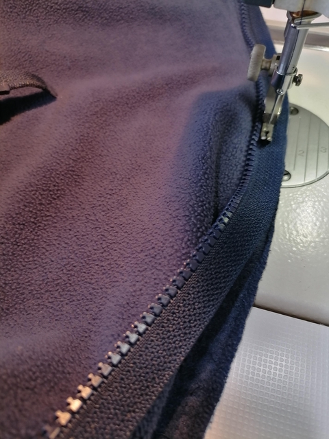 Atelier hiloocreations, couture et création de foulard, chèche, coussin, essuie main, et vêtements sur mesure et retouche, ourlet, changement de fermeture, 30 expérience dans la couture. 