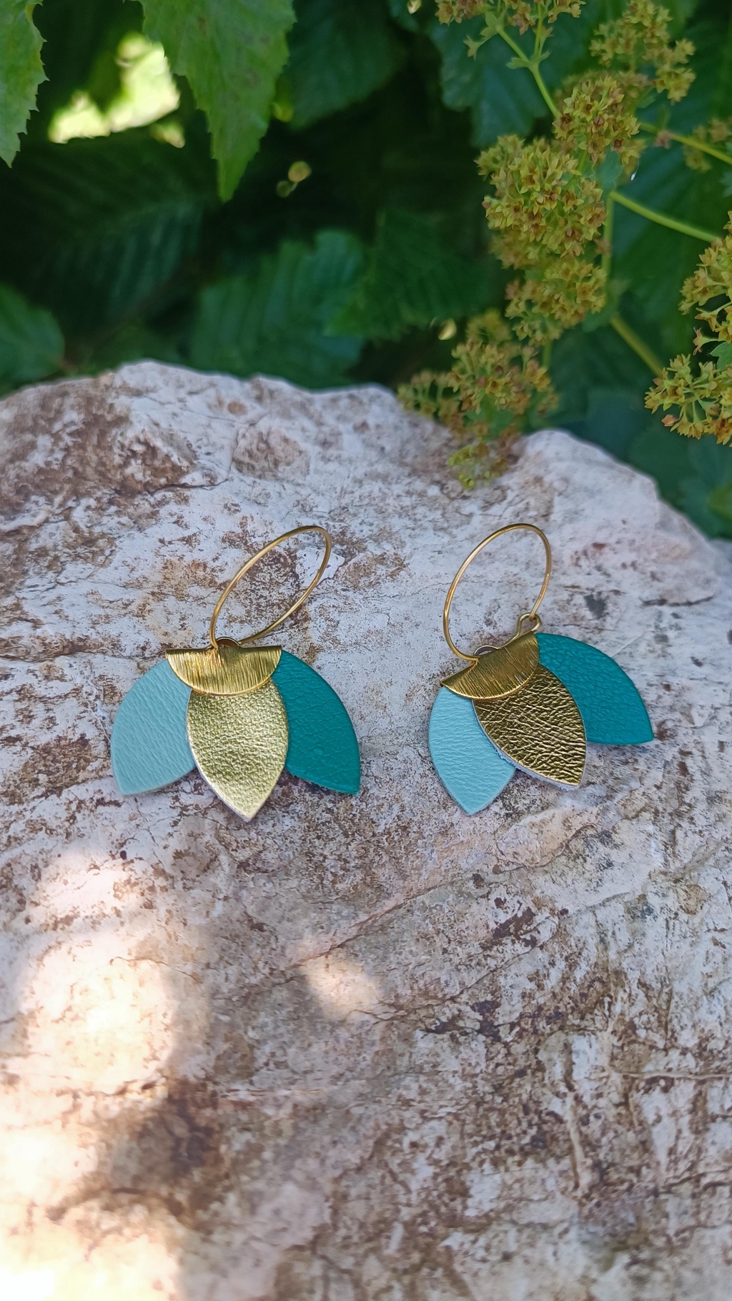 Boucles d'oreilles en cuir fabriquées de façon artisanale dans mon atelier FabriQmoi à Saint Martin d'Uriage.