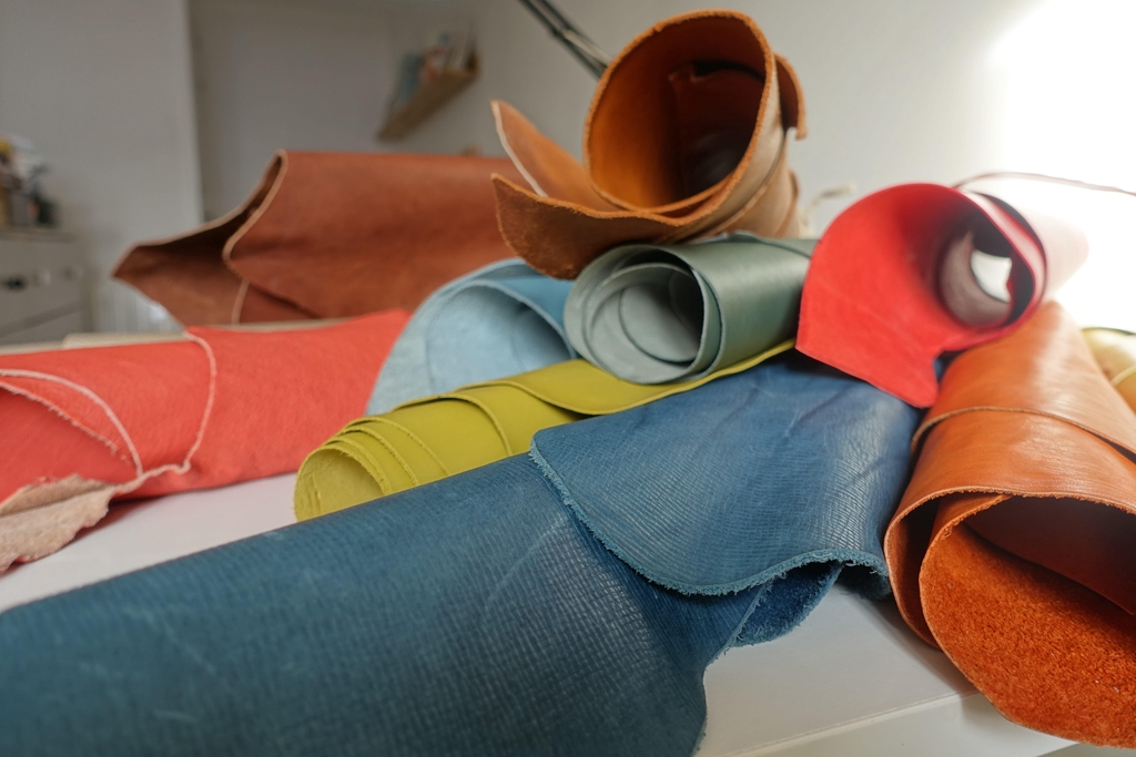 le choix du cuir dans mon atelier fabriqmoi en isère à saint martin d'uriage