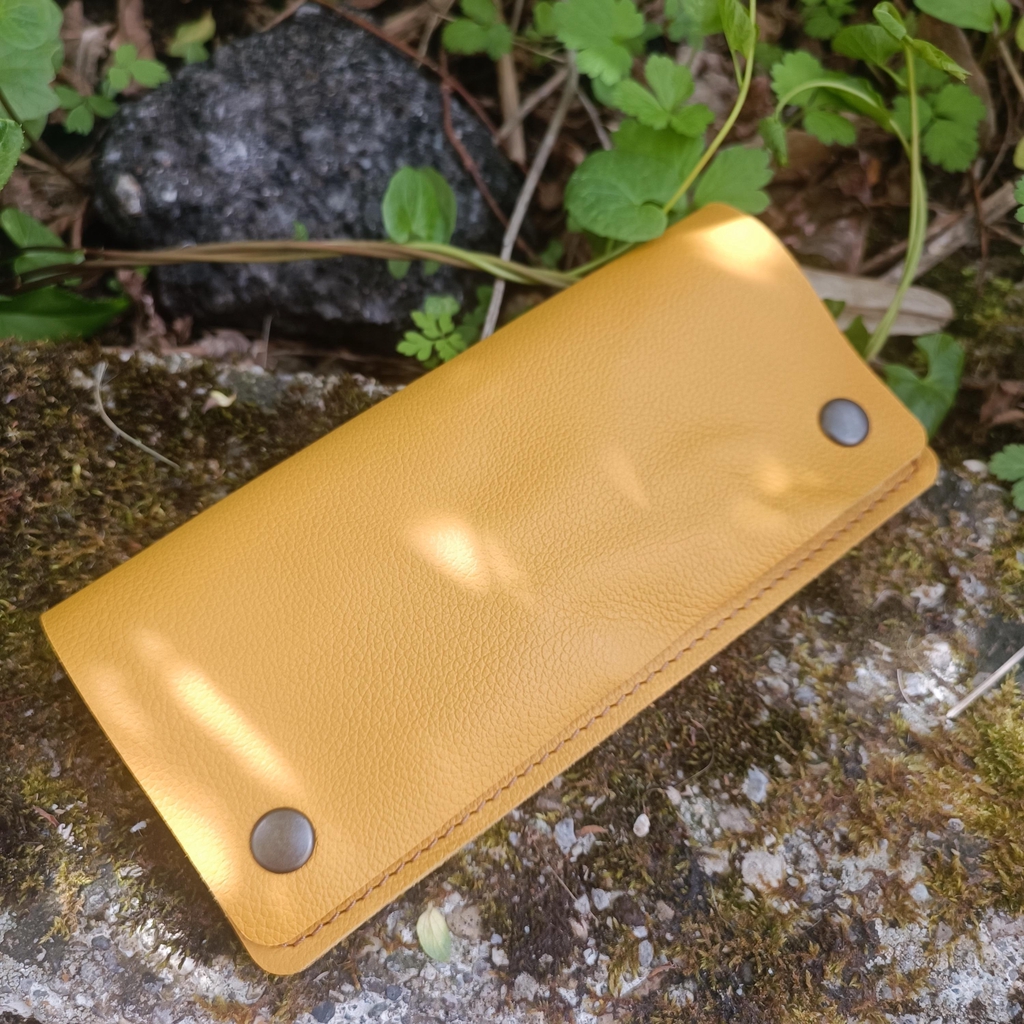 Pochette en cuir pour ranger carte bancaire, pièce d'identité fabriqué en Isère dans mon atelier fabiQ'moi à Saint Martin d'uriage en Isère idéal pour un anniversaire, un voyage ou un voyage de noces.