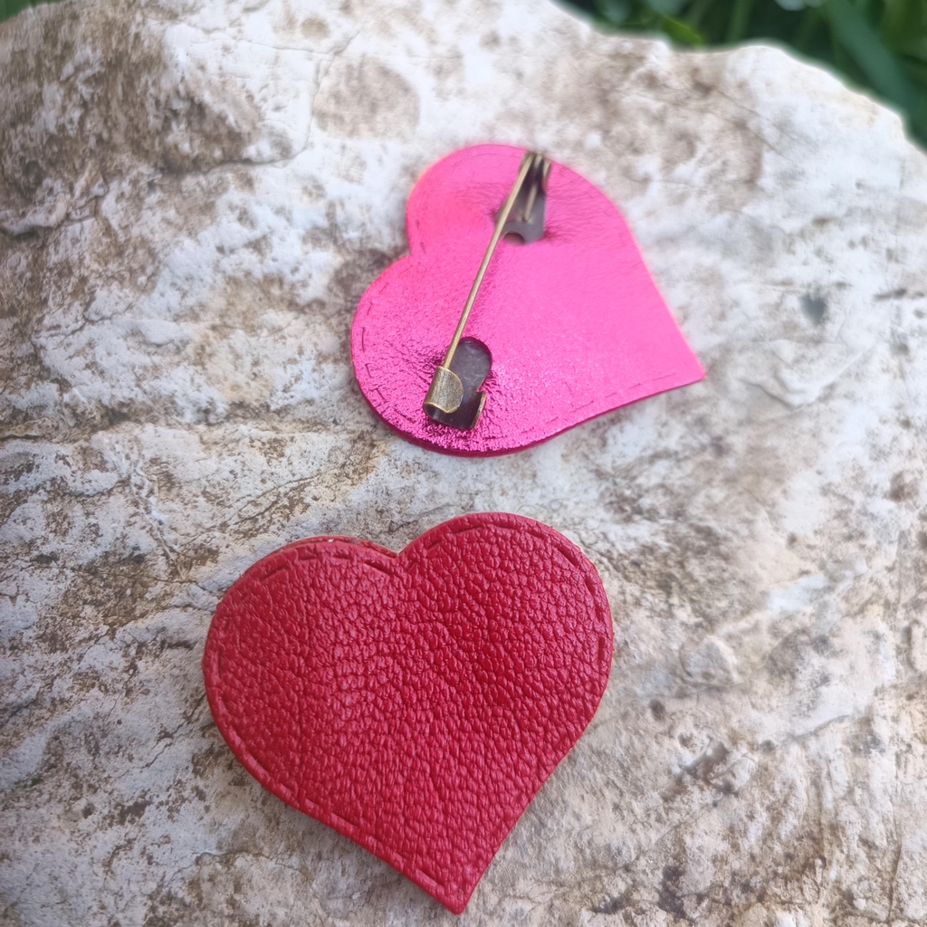 Broche en cuir coloré en forme de coeur fabriquée en Isère