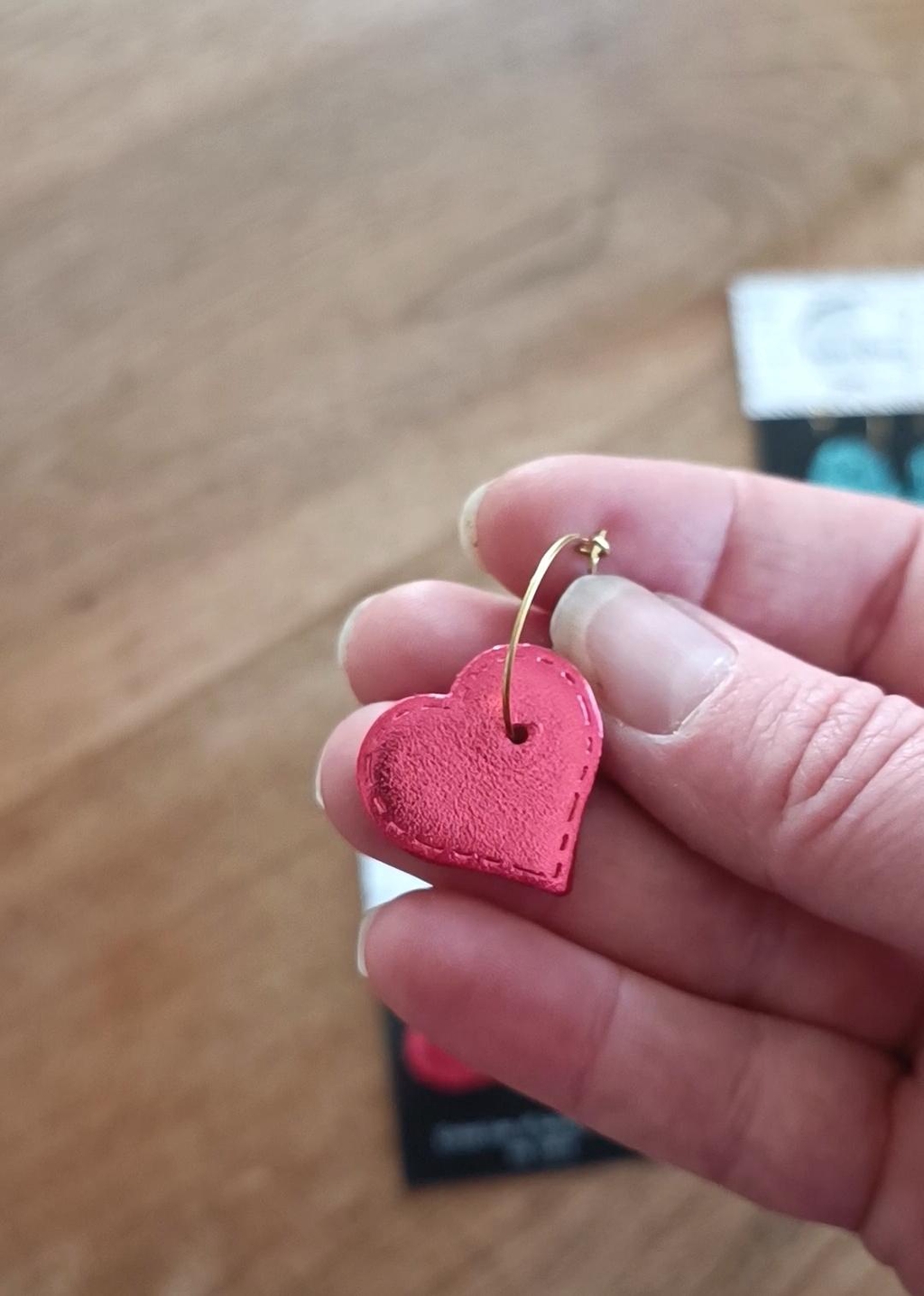 Boucles d'oreilles en cuir en forme de coeur crées dans l'atelier Fabriqmoi en Isère