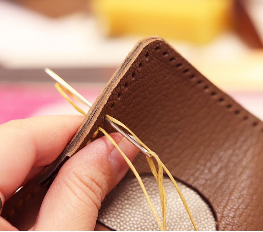 atelier maroquinerie, venez découvrir le travail du cuir dans mon atelier en Isère.