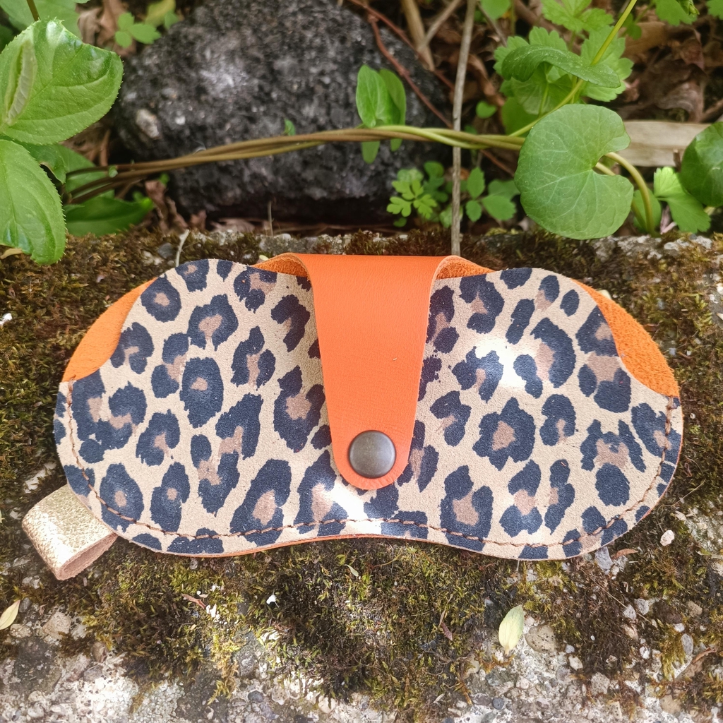 Etui à lunettes en cuir coloré fabriqué près de Grenoble dans l'atelier de Florence Dehondt "Fabriqmoi".
il existe dans différents coloris et peut être personnalisable.