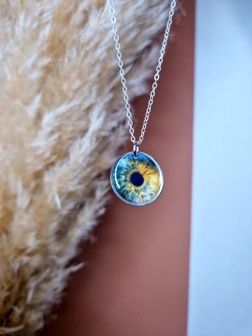 Collier personnalisé avec photo d’iris intégrée dans la résine