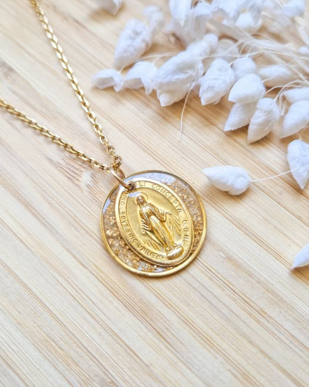 Collier personnalisé avec ancien médaillon de grand-mère préservé dans la résine et sublimé de feuilles dorées