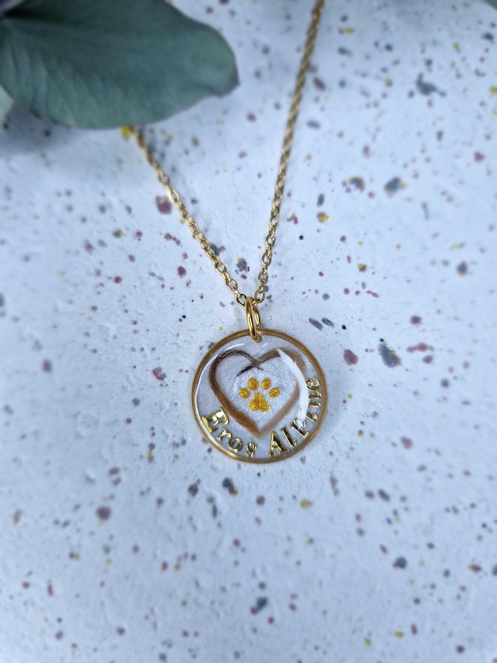 Collier souvenir personnalisé avec poils de chat, empreinte, initiale sur fond blanc nacré