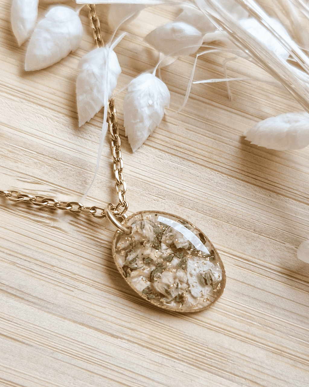 Fleurs séchées – bouquet de mariée
Bijou personnalisé avec fleurs séchées du bouquet de mariée en résine