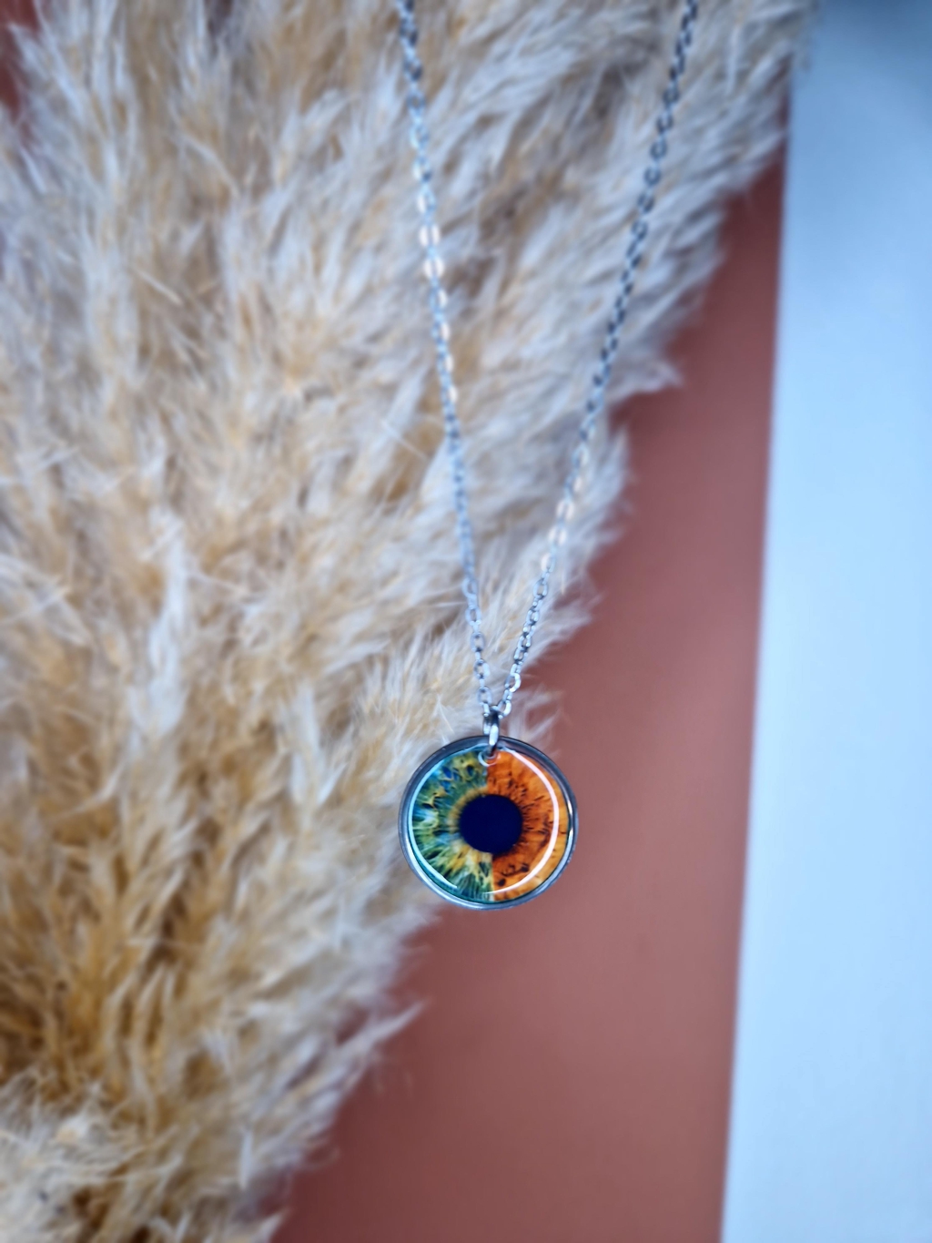Collier souvenir personnalisé avec photo d’iris intégrée dans la résine