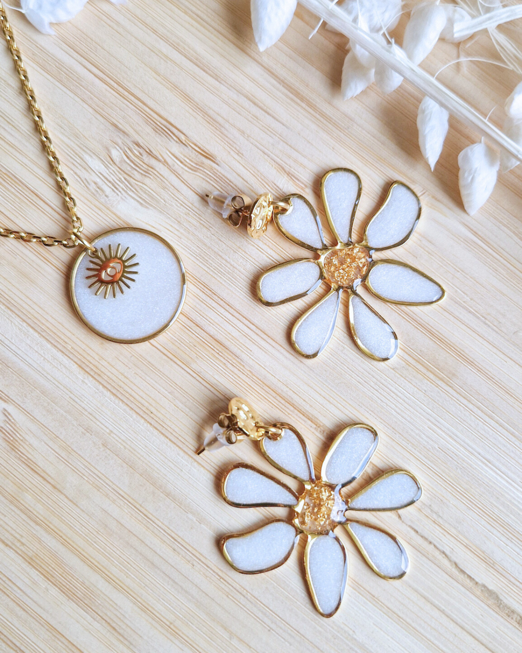 Collier et boucles d’oreilles souvenirs personnalisés avec lait maternel intégré dans la résine