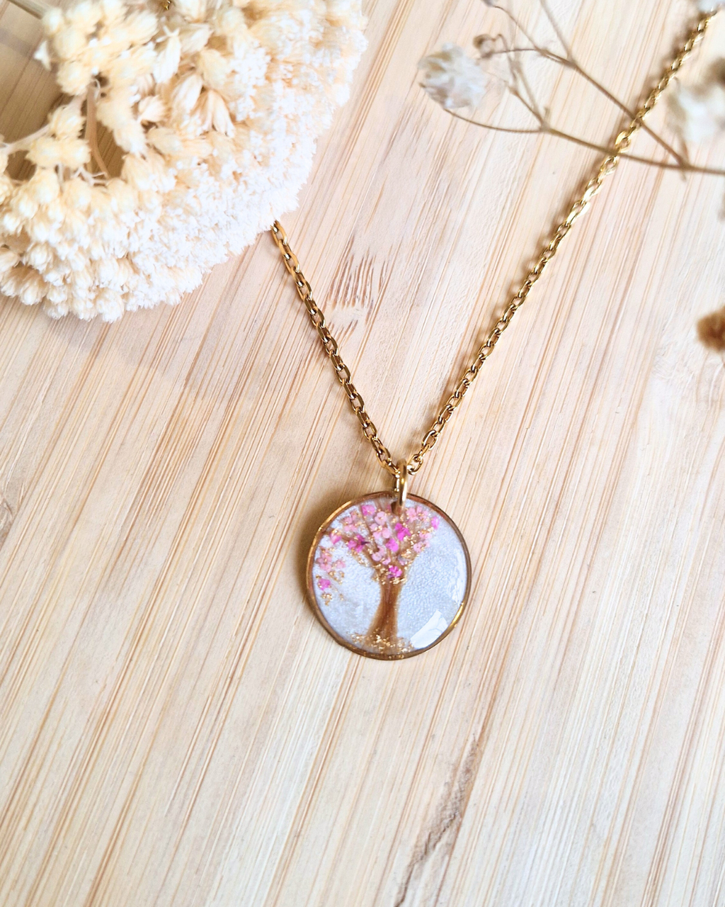 Collier souvenir personnalisé avec mèches de cheveux d’enfant, lait maternel, fleurs séchées et feuille dorée en résine