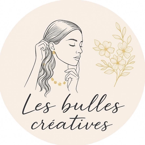 Bienvenue chez Les Bulles Créatives !
Découvrez nos pampilles interchangeables en argile polymère montées sur des créoles en acier inoxydable, conçues pour être légères, confortables et élégantes. Chaque création est fabriquée à la main en France, dans notre atelier en Gironde. Grâce à la résine protectrice, vos bijoux gardent leur éclat et leur durabilité au quotidien. Transformez votre style en un clin d’œil simplement en changeant vos pampilles selon votre humeur ou votre tenue. Nos créations allient qualité artisanale, matières durables et design unique pour des bijoux qui vous accompagnent tous les jours.

pampilles interchangeables
créoles acier inoxydable
bijoux légers
bijoux artisanaux France