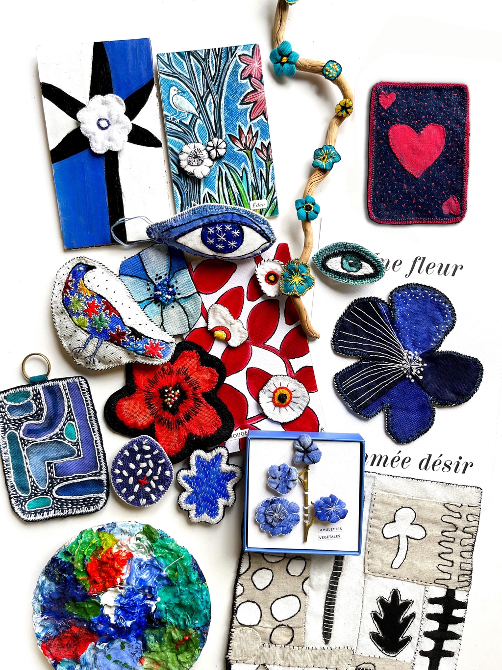 Des broches, mini-tableaux et talismans textiles brodés main