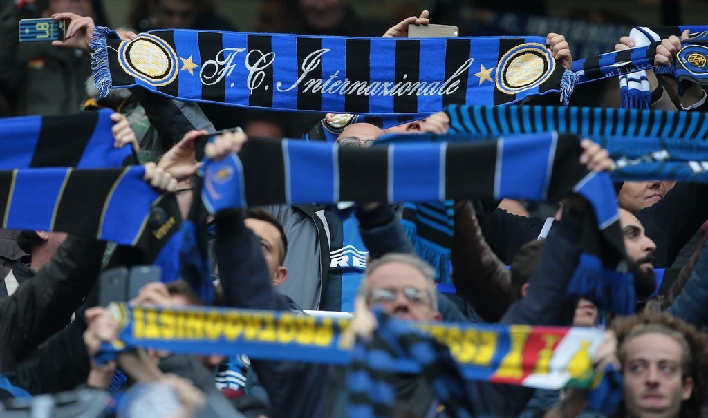 Tifosi Interisti allo stadio con le sciarpe
