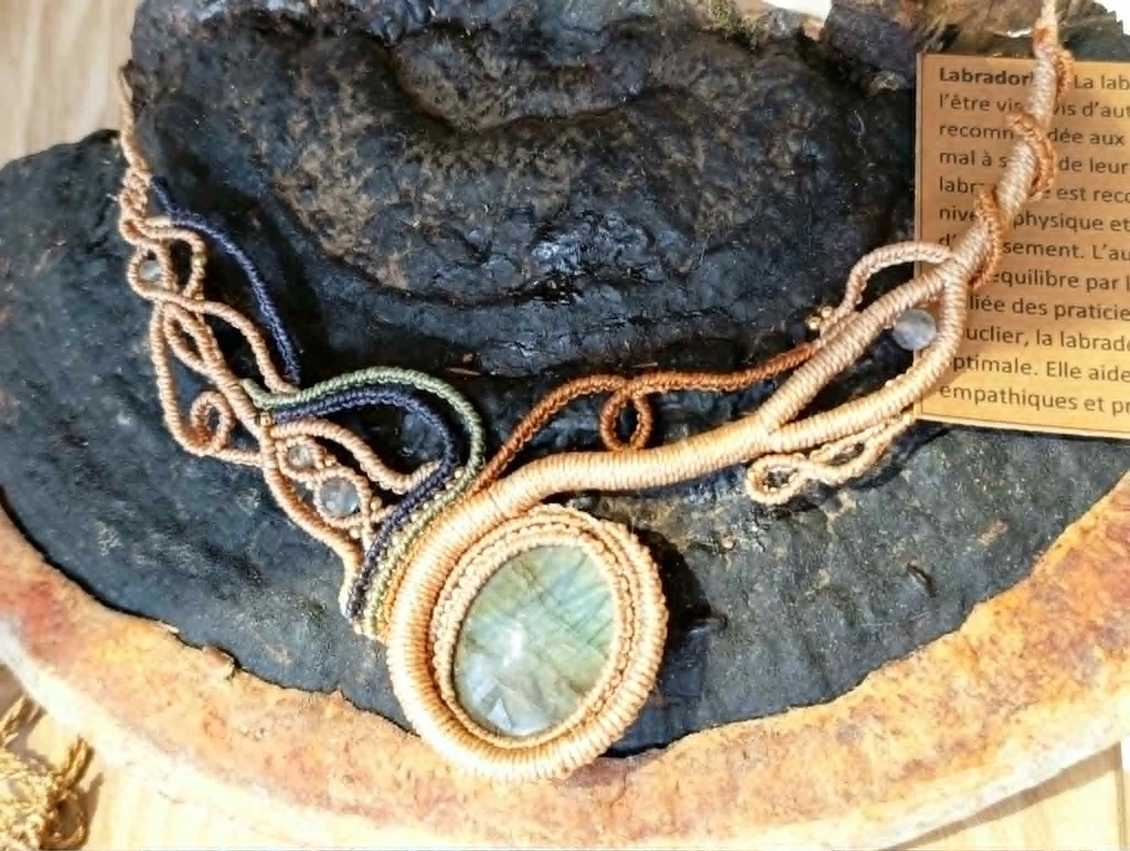 Bijoux en micro macramé et pierres naturelles
Talisman en séries limitées.
Entre matière et énergie, l'essentiel prend forme