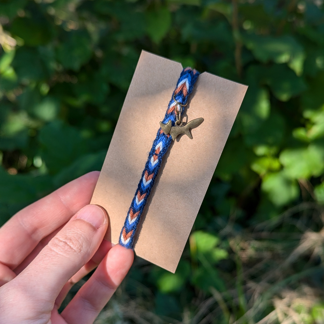 Photo d'un bracelet "un renard dans la nuit", feuillage d'un noisetier en arrière plan