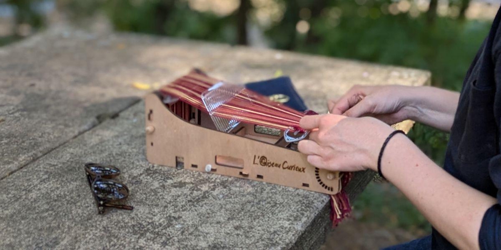 Photo d'un métier à tisser de l'Oiseau Curieux (structure en bois contreplaqué et petits outils de tissage en plexiglass)
