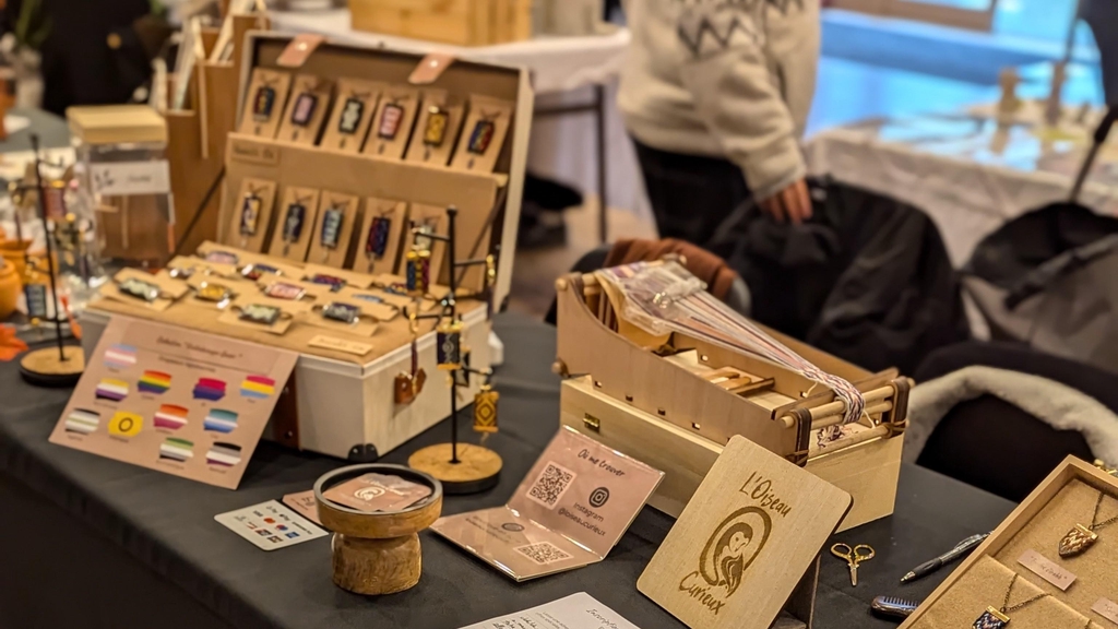 Photo stand de l'Oiseau Curieux au marché de l'association 1000 moustaches