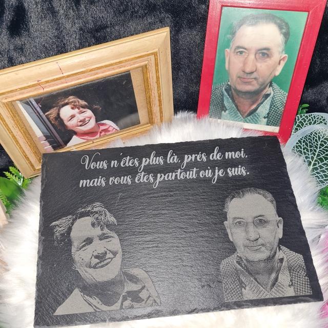 Gravure en Mémoire de Ceux Qui Ont Rejoint les Étoiles ✨💖
Je crée des gravures personnalisées pour honorer la mémoire de vos proches, qu'ils soient humains ou animaux. Chaque pièce est réalisée avec soin pour transmettre l’émotion et le respect que vous ressentez, tout en immortalisant un souvenir précieux.
Que ce soit une photo gravée sur bois, verre ou ardoise, chaque création devient un hommage touchant. Vous pouvez personnaliser chaque détail avec une citation, une date ou un texte significatif, afin de célébrer leur vie et l’amour qui perdure.