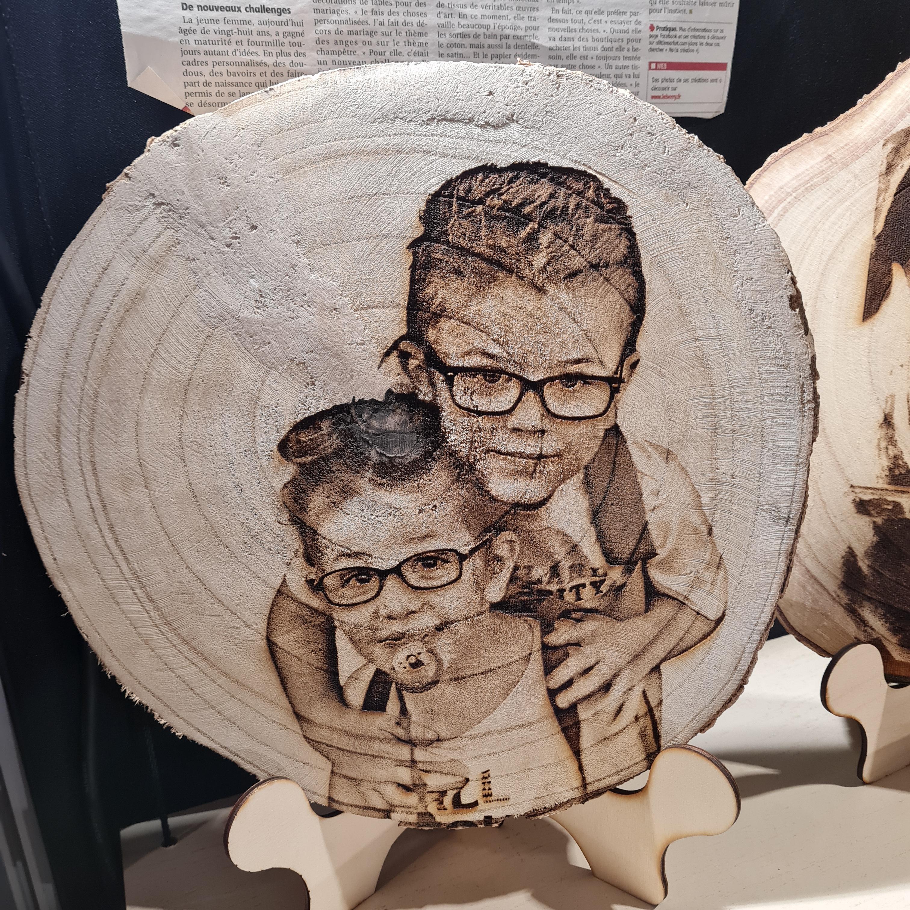 Vos Portraits Gravés, Chargés d'Émotions ❤️✨
Je transforme vos photos en portraits gravés uniques, parfaits pour immortaliser vos souvenirs les plus précieux. Chaque détail de votre image est soigneusement travaillé pour capturer l’émotion et la profondeur de vos moments importants.
Que ce soit sur bois, ardoise ou verre, mes créations sont idéales pour offrir un cadeau touchant, célébrer un moment marquant ou simplement garder un souvenir intemporel. Ajoutez un texte, une date ou une citation pour rendre chaque gravure encore plus personnelle.