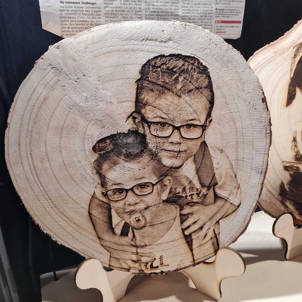 Vos Portraits Gravés, Chargés d'Émotions ❤️✨
Je transforme vos photos en portraits gravés uniques, parfaits pour immortaliser vos souvenirs les plus précieux. Chaque détail de votre image est soigneusement travaillé pour capturer l’émotion et la profondeur de vos moments importants.

Que ce soit sur bois, ardoise ou verre, mes créations sont idéales pour offrir un cadeau touchant, célébrer un moment marquant ou simplement garder un souvenir intemporel. Ajoutez un texte, une date ou une citation pour rendre chaque gravure encore plus personnelle.