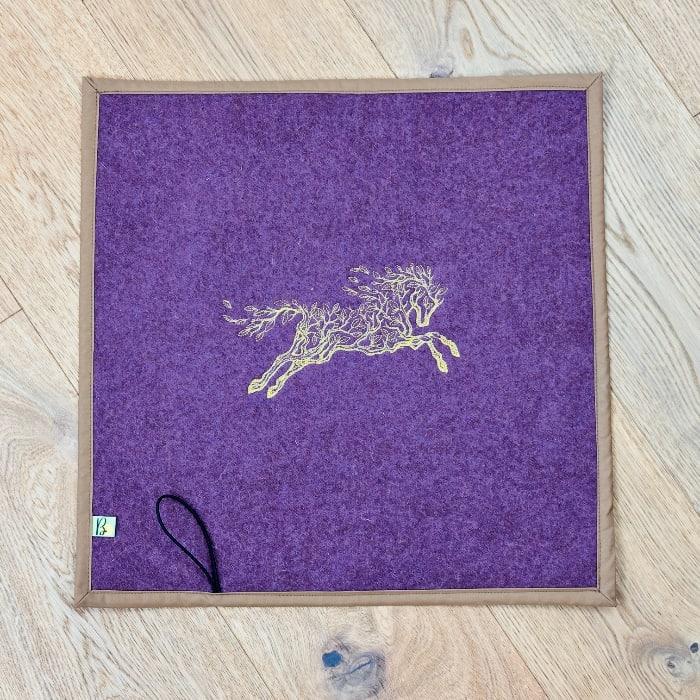 Sitzunterlage Camel und Violett mit Stickerei (Pferd)