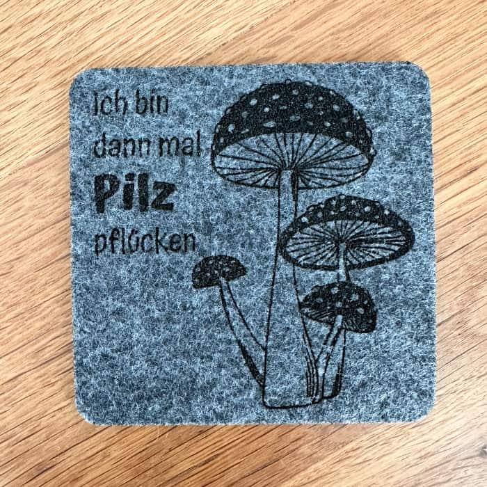 Glasuntersetzer mit Muster aus Filz und Holz
