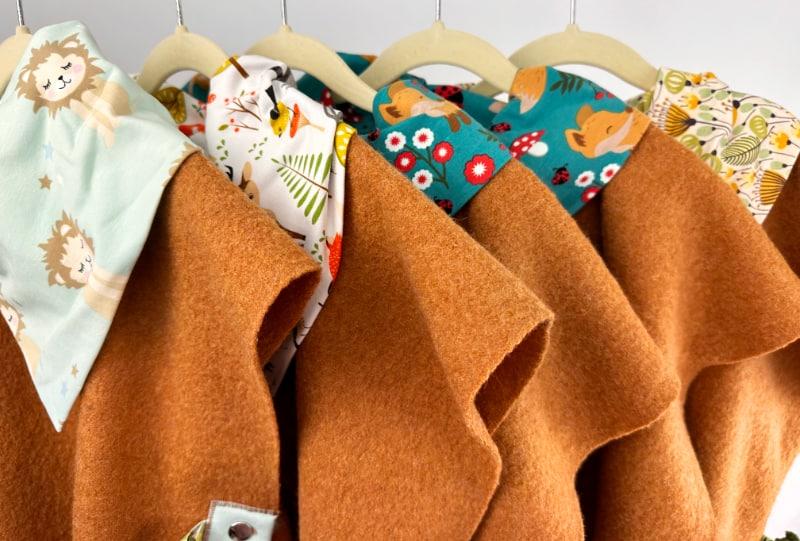 Walklodenponchos mit Kragen aus Jersey