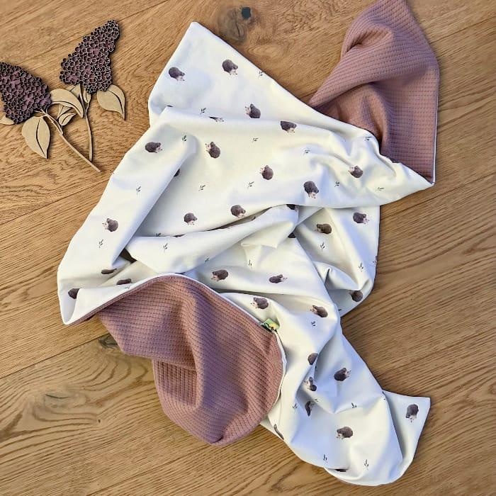 Babydecke in Rosa und Weiß mit Igeln