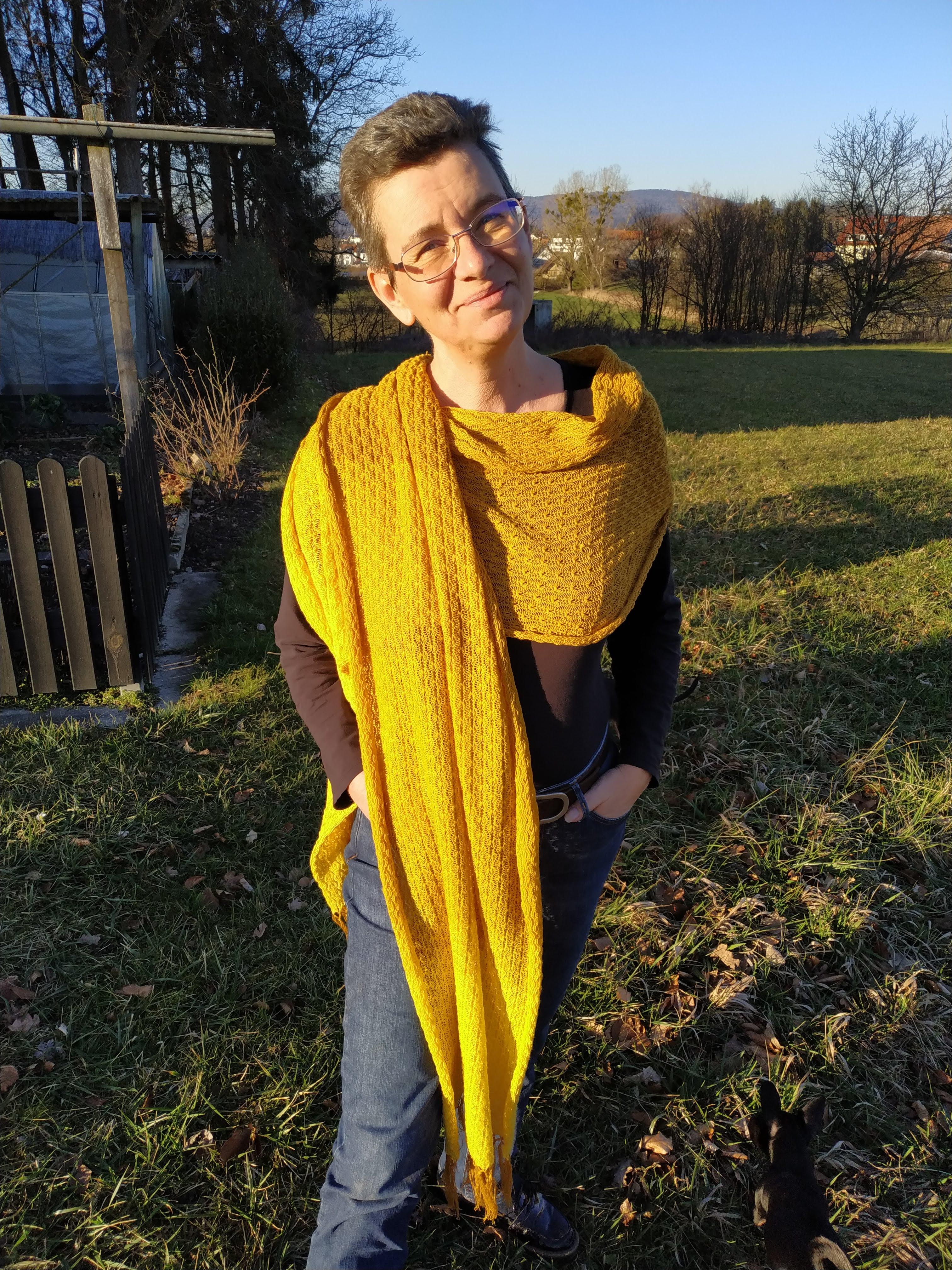 Über mich
Meine Reise begann im Jahr 2014, als bei mir zuhause die erste Strickmaschine einzog. Was zunächst als leidenschaftliches Hobby startete, entwickelte sich schnell zu einer echten Herzensangelegenheit. Mit jedem fertigen Stück wuchs meine Begeisterung und 2017 traf ich eine der wichtigsten Entscheidungen meines Lebens: Aus meiner Leidenschaft sollte mein Beruf – und meine Berufung – werden.
2022 wagte ich schließlich den Schritt in die Selbstständigkeit und nahm an meinem ersten Markt teil. Seitdem widme ich mich voller Hingabe der Herstellung handgefertigter Stücke, die mit Liebe zum Detail, hochwertigen Materialien und echter Handarbeit entstehen.
Willkommen in meinem Shop – schön, dass du hier bist.