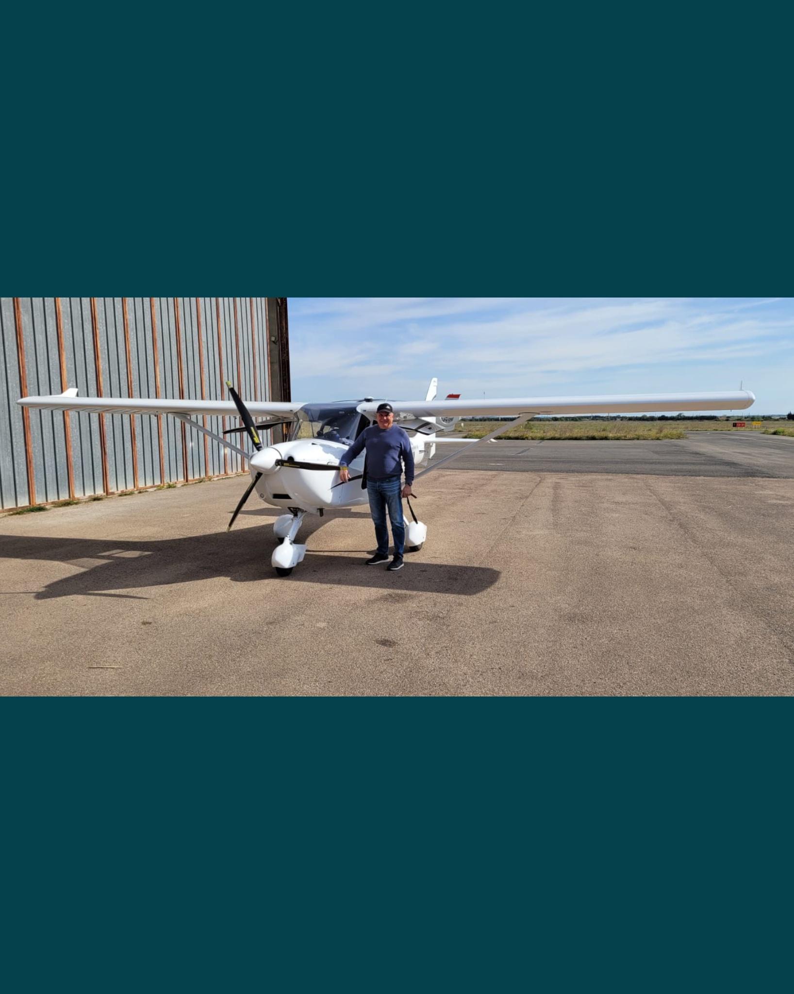Pierre Dalmau, passioné d'aviation depuis son plus jeune âge. Il pilote, forme de nouveaux passionés et nous permet d'observer notre région vue du ciel depuis plus de vingt ans.
Dans un premier temps en tant qu'activité secondaire jusqu'à aujourd'hui où il se dédie entièrement à sa passion.
Il se fera un plaisir de vous recevoir en tant que co-pilote, de vous initier ou de vous en faire prendre plein les yeux.
Pour toutes informations, n'hésitez pas à le contacter.