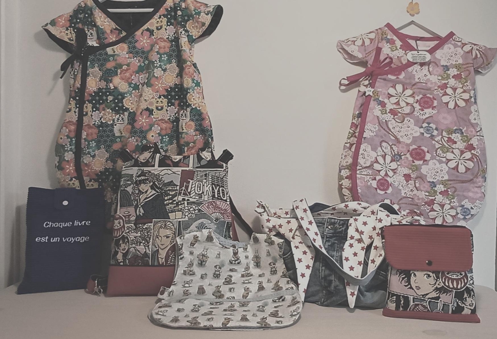 Des créations textiles faites main, imaginées et cousues avec passion

Bienvenue dans mon univers créatif ! 🧵💕

Je suis Céline ou line ... enfin je suis c'line et je vous propose des créations artisanales en tissu, confectionnées avec soin et passion.

Dans ma boutique, vous trouverez au fil de mes créations des sacs et tote bags en tissu, des pochettes à livres, des vêtements pour bébé et des accessoires textiles, réalisés en petites séries ou en pièces uniques. 

Chaque création est imaginée et cousue par mes soins, avec une attention particulière portée au choix des tissus, aux détails et aux finitions. J’aime créer des pièces originales, pratiques et pleines de personnalité, qui peuvent aussi être de jolies idées cadeaux.

Vous découvrirez aussi les créations faites à la demande, imaginées et pensées ensemble, issues de vos envies.