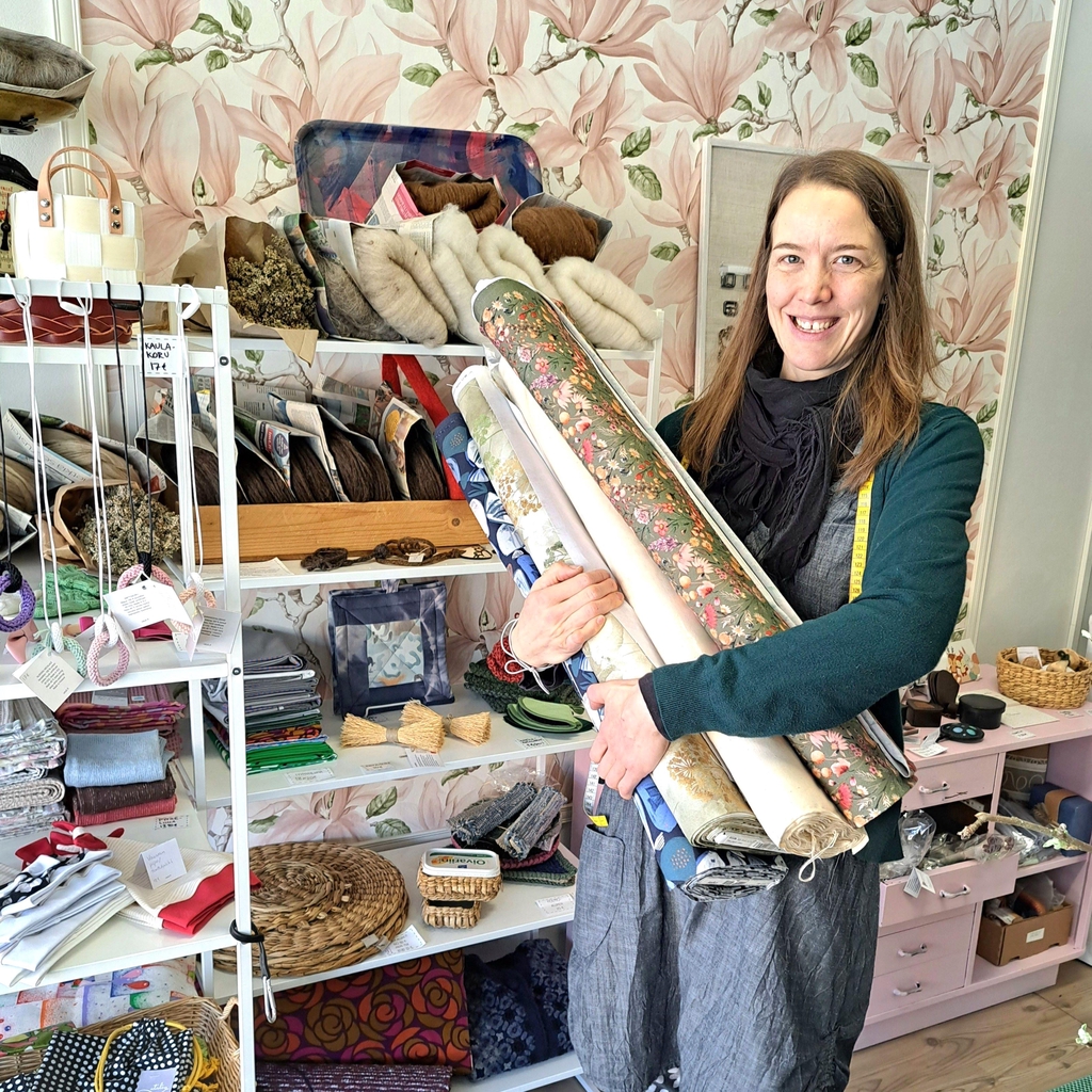 Vihreän Tikin yrittäjä kangaspakat sylissä