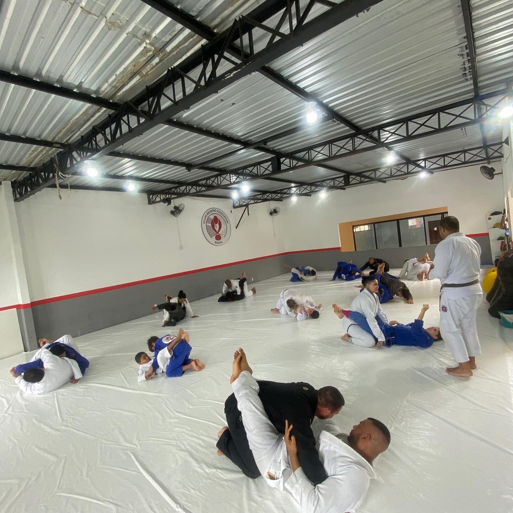 Nossas Turmas
Jiu-Jitsu para Crianças (4 a 12 anos)

Aulas Divertidas e Educativas: Nossas aulas são projetadas para ensinar técnicas de jiu-jitsu de forma divertida e segura.
Desenvolvimento Pessoal: Trabalhamos habilidades como disciplina, concentração, respeito e autoconfiança.
Segurança: Equipamentos adequados e supervisão constante para garantir a segurança dos pequenos.

Jiu-Jitsu para Adultos

Treinamento Completo: Do iniciante ao avançado, nossas aulas oferecem um treinamento completo que abrange técnicas de defesa pessoal, condicionamento físico e preparação para competições.
Benefícios para a Saúde: Melhora do condicionamento físico, alívio do estresse e promoção do bem-estar mental.
Ambiente Amigável: Treinamento em um ambiente de camaradagem e respeito mútuo.