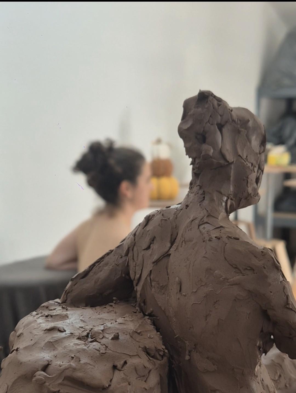 Photo d'un groupe de participants à un stage d'une journée montrant leurs sculptures produites d'après modèle vivant