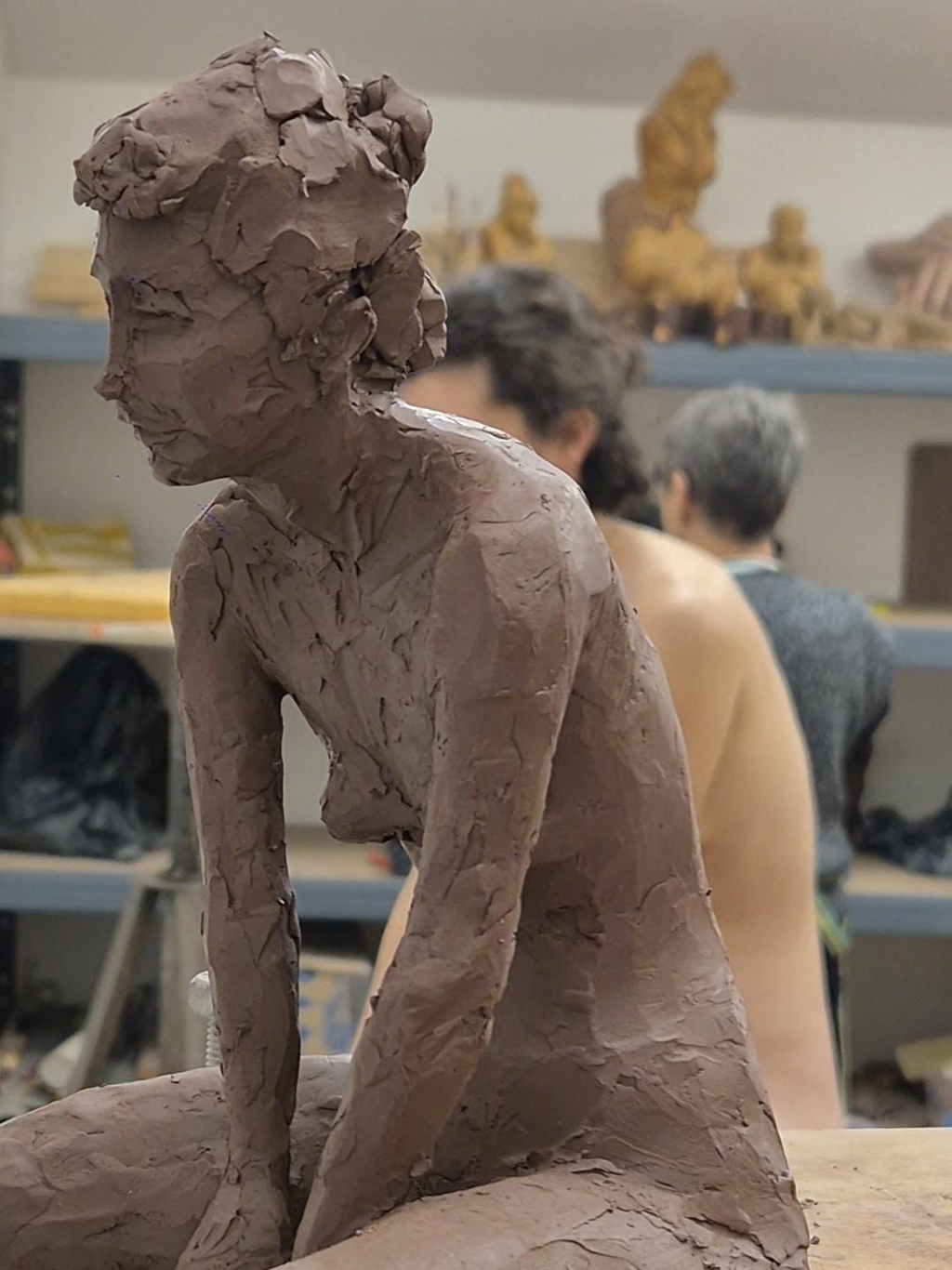 Photo d'un groupe de participants à un stage de 3 jours montrant leurs sculptures produites d'après modèle vivant