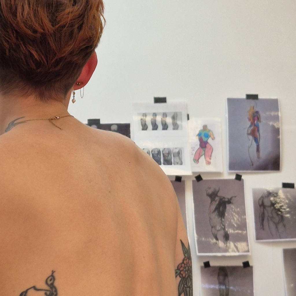 Modèle vivant de dos avec des fiches d'anatomie en arrière plan