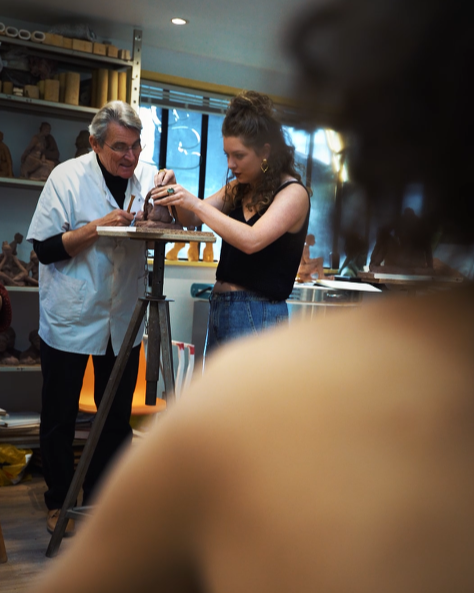 Photo d'un gros plan de mains travaillant le grès