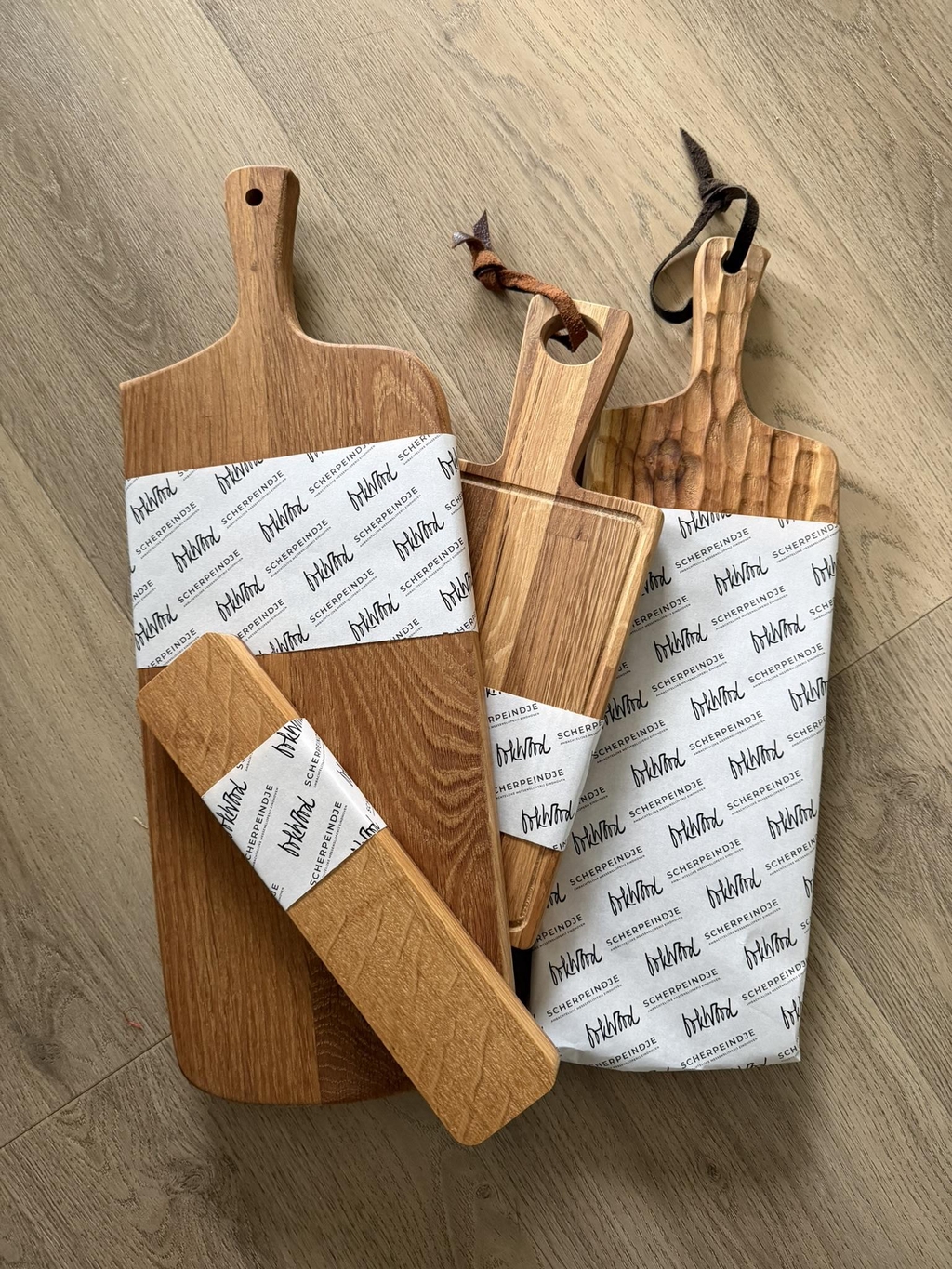 Prachtige Serveerplanken - gemaakt van hergebruikt hout. Allemaal stuk voor stuk gemaakt. Handmatig geschuurd en afgewerkt. 