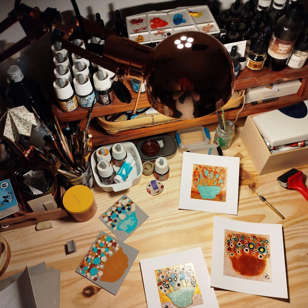 Création de pièces uniques dans le domaine de la Carterie.
Pièces uniques petit format style Art Singulier.