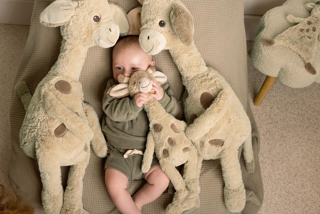 Baby op kleed met zachte knuffels, Happy Horse – schattig kraamcadeau en babycadeau inspiratie. Happy Horse Heerhugowaard