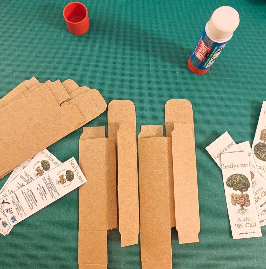 Elaboración manual de las cajas y etiquetado.