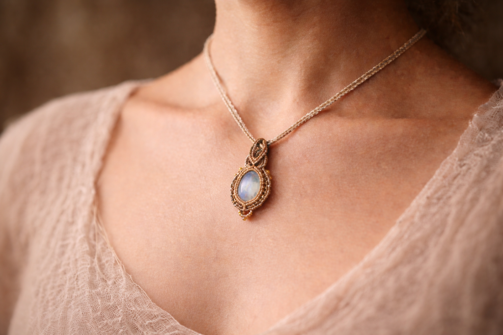 bijous artisanaux, pierres naturelles, micro-macramé, fait main Le Petitcolibri